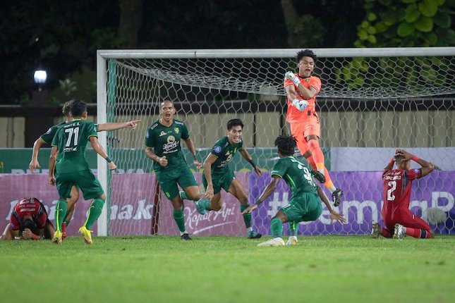 Kiper Persebaya Surabaya, Ernando Ari melakukan selebrasi bersama rekannya usai berhasil menghalau bola tendangan penalti pemain Arema FC, Rizky Dwi Febrianto di laga lanjutan BRI Liga