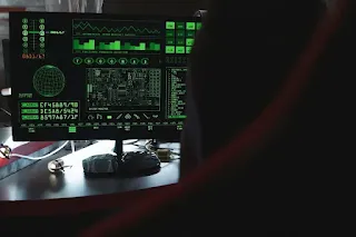 Tela de computador com sistema aberto.