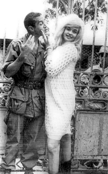 Militar español posando junto a la actriz Jayne Mansfield. Blog de Carles Viñas
