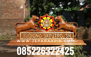 papan nama macan