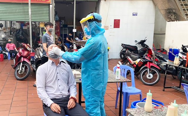 Nhân viên y tế lấy mẫu xét nghiệm tầm soát ngẫu nhiên. (Ảnh MP)