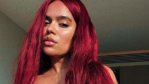 #KarolG enciende las redes con su traje de baño rosa