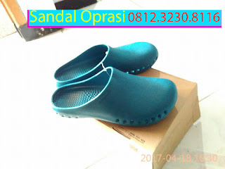 Cara Merawat Sandal Karet, Membersihkan Sandal Karet, Sandal Kamar Operasi