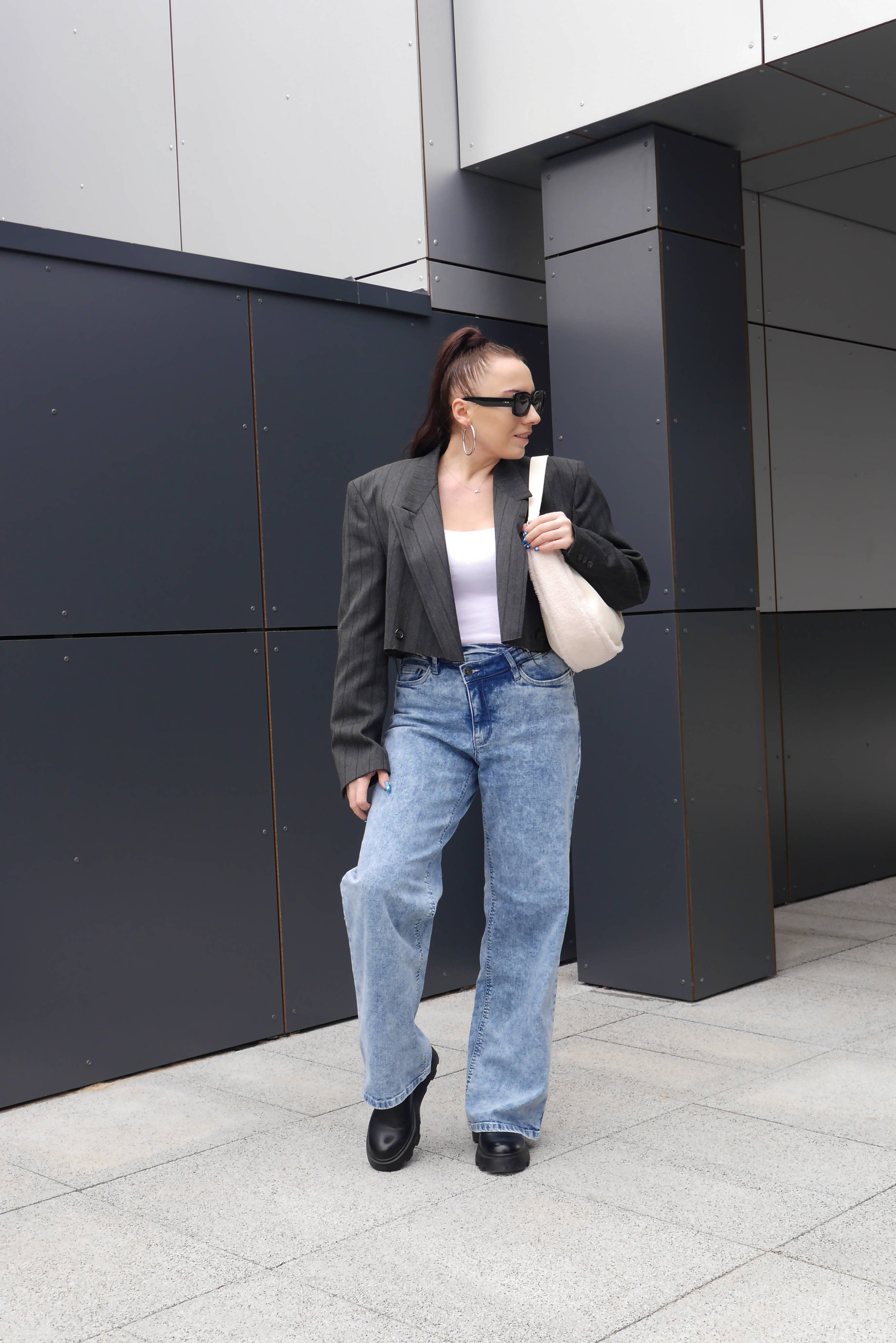 4-fashion-blogger-karyn-outfit-look-ootd-short-blazer-jacket-jeans-pants-black-boots-black-sunglasses-130423