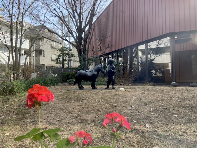 ちひろ美術館・東京 の中庭の様子