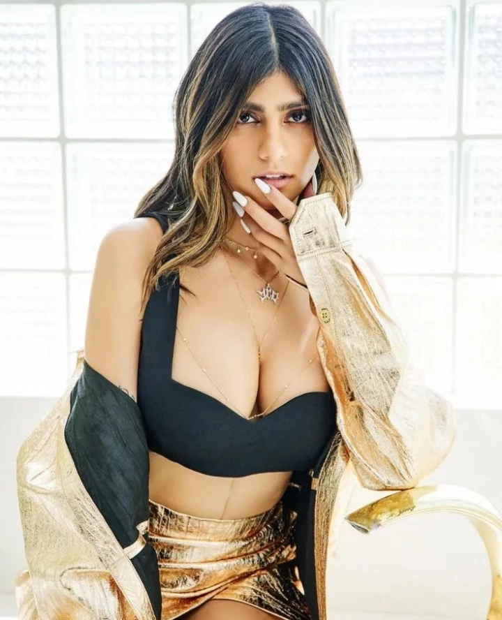 Mia Khalifa Deep Clevage show