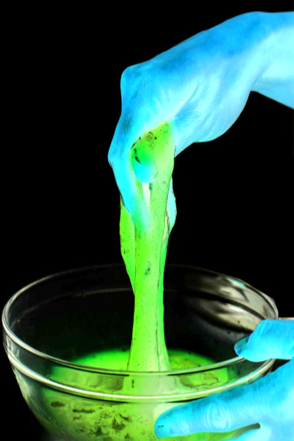 Make glow-in-the-dark slime for kids without using borax!  This recipe is so easy! #slime #slimerecipe #slimerecipeeasy #slimeforkids #glowingslime #glowingslimerecipe #glowinthedark #kidsslime #kidscrafts #growingajeweledrose #activitiesforkids