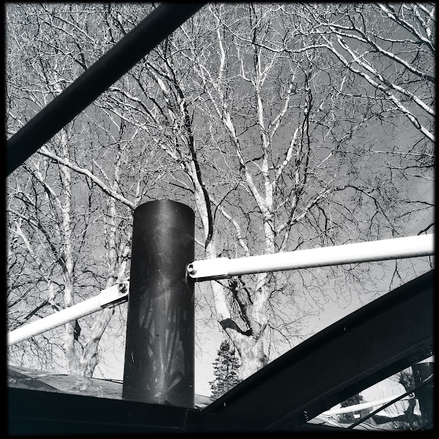 Blauwe lucht in zwart-wit. Hipstamatic: Doris + BlacKeys 44. Foto: Robert van der Kroft