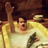 Adolf Hitler dans son bain