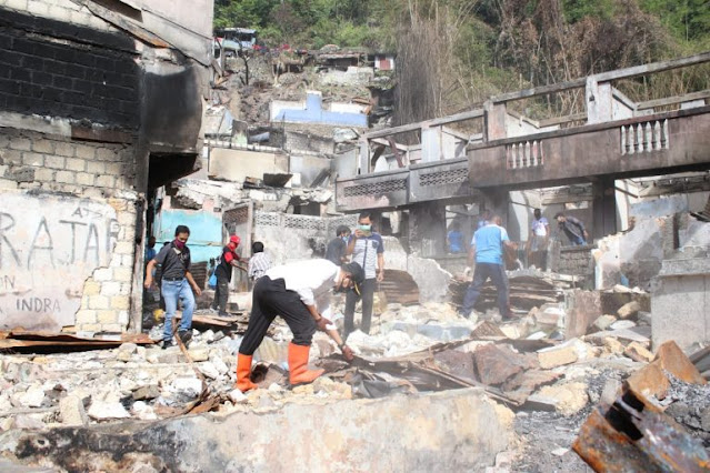 Rustan Saru Pimpin Kerja Bakti Bersama di Lokasi Kebakaran APO Jayapura