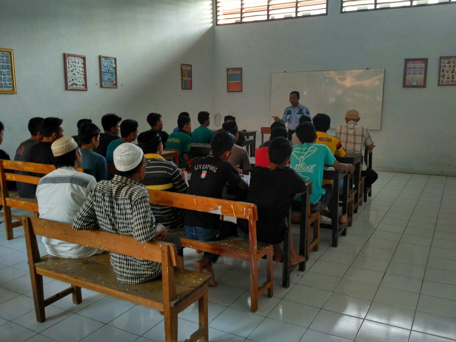 Bapak Laludi menyampaikan materi terkait pembinaan kemandirian kepada puluhan Wbp baru kiriman dari rutan kelas 1 Makassar