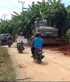 Diguyur Hujan Deras, Jalan Raya Berangas Tertimbun Tanah Longsor, Puluhan Buah Rumah Terendam Air
