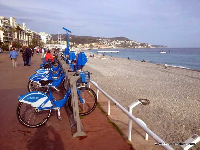 un día en la playa de Niza