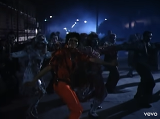 Michael Jackson en su archi conocido baile coreografiado como zombie y con zombies de Thriller