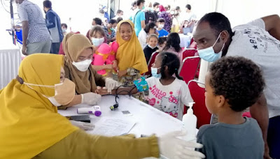 100 anak usia 6-11 tahun pengungsi asal Rohingya yang  ditempatkan di Dormitorio Paramount Gading Serpong, Kecamatan Kelapa Dua, mendapat layanan penyuntikan vaksin Covid-19