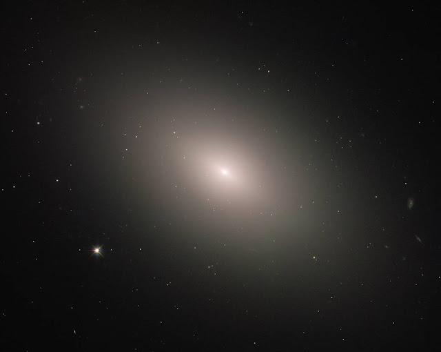 messier-59-galaksi-melawan-tren-informasi-astronomi