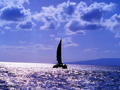 catamaran-navegando-en-alta-mar