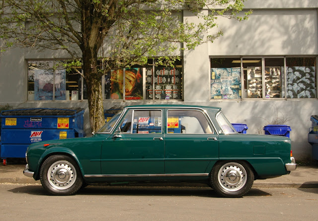 1967-Alfa-Romeo-Giulia-Super-Berlina-Sedan.