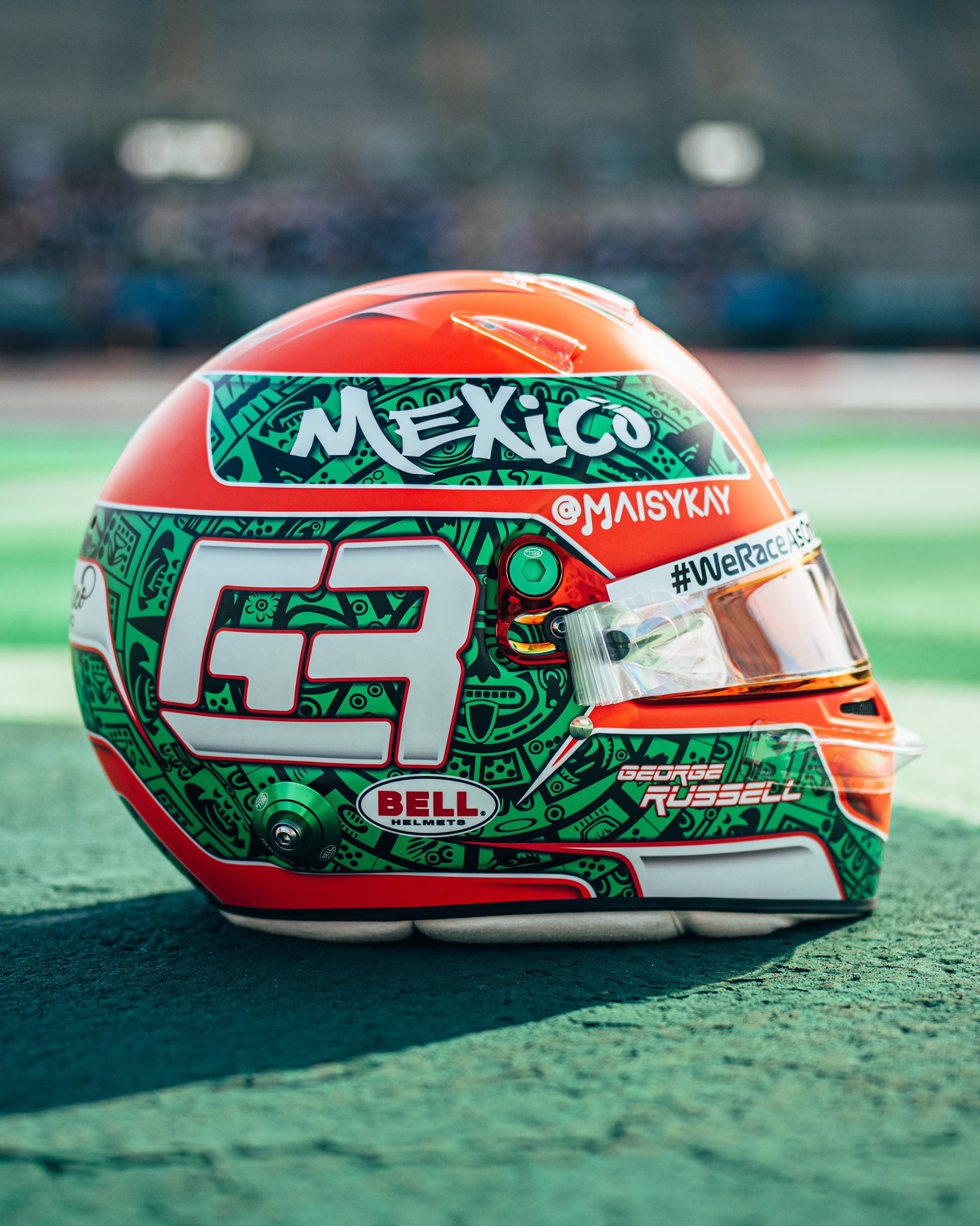 George Russell y Williams presumen el casco que utilizará para el Gran Premio de México