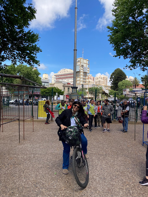 Imagen de la directora de la escuela, Gabriela, sobre su bicicleta que fue de guía para acompañarnos en el trayecto elegido para correr.