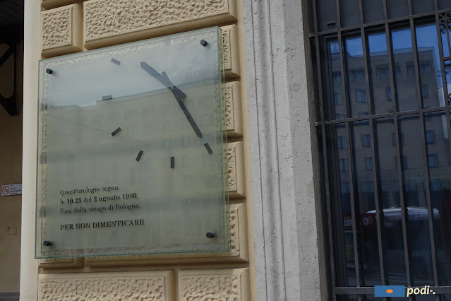 Orologio fermo alle 10:25 alla stazione di Bologna in memoria della strage di Bologna