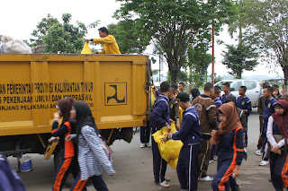 gotong Royong Bersihkan kota dengan petugas kebersihan 