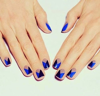 Uñas decoradas en color azul