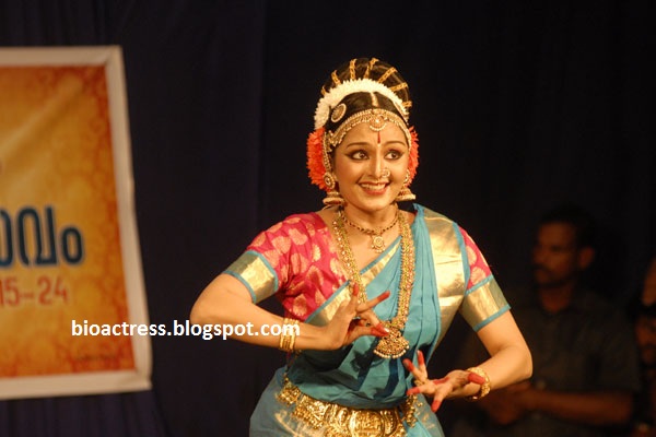 Manju Warrier performing classical dance in Guruvayur Temple