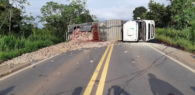 Tragédia! Acidente grave na BR 364 envolvendo carreta mata motorista esmagado! [Imagens Fortes]