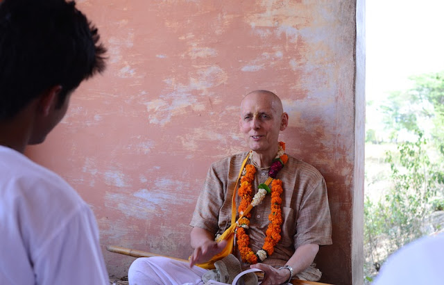 Sankarshan Das Adhikari Telling Glories of Krishna at Bhojan Sthali