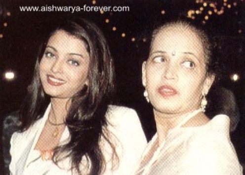 Aishwarya Rai With Her Mother Pictures