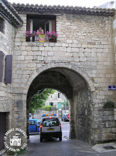 SAINT-PAUL-TROIS-CHATEAUX (26) - Les Remparts !