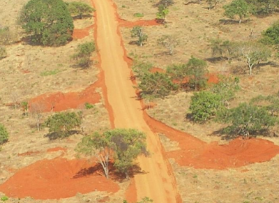 Bolsões de captação de água ao lado da estrada