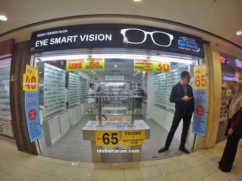 kedai cermin mata di sungai wang