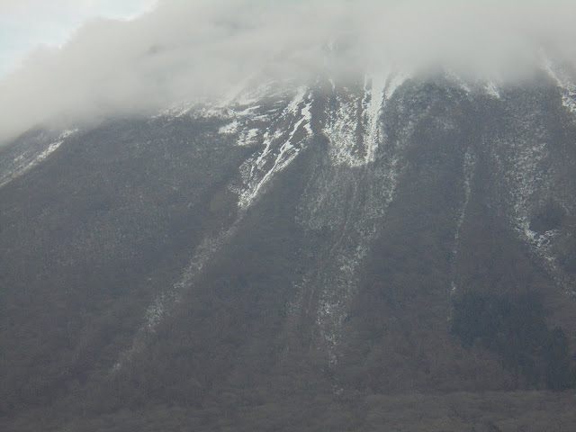 大山に雪が積もります