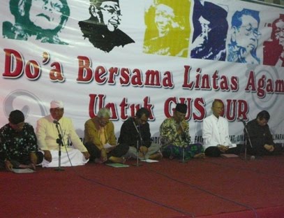 ABDURRAHMAN PEMALANG: Fenomena Doa Non-muslim Untuk Gus Dur