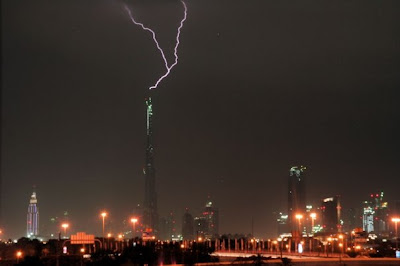 Foto Badai Kilat di Burj Khalifa Dubai