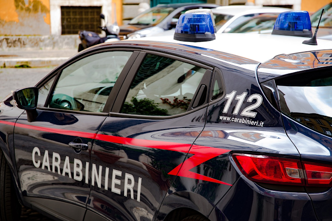 Roma, sorprendono un intruso in casa che tenta di aggredirli: arrestato