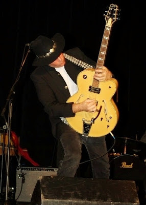 Guitariste de blues Gerry Joe Weise, Rockingham guitare