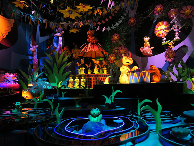 hong kong disneyland ; small small world ride
