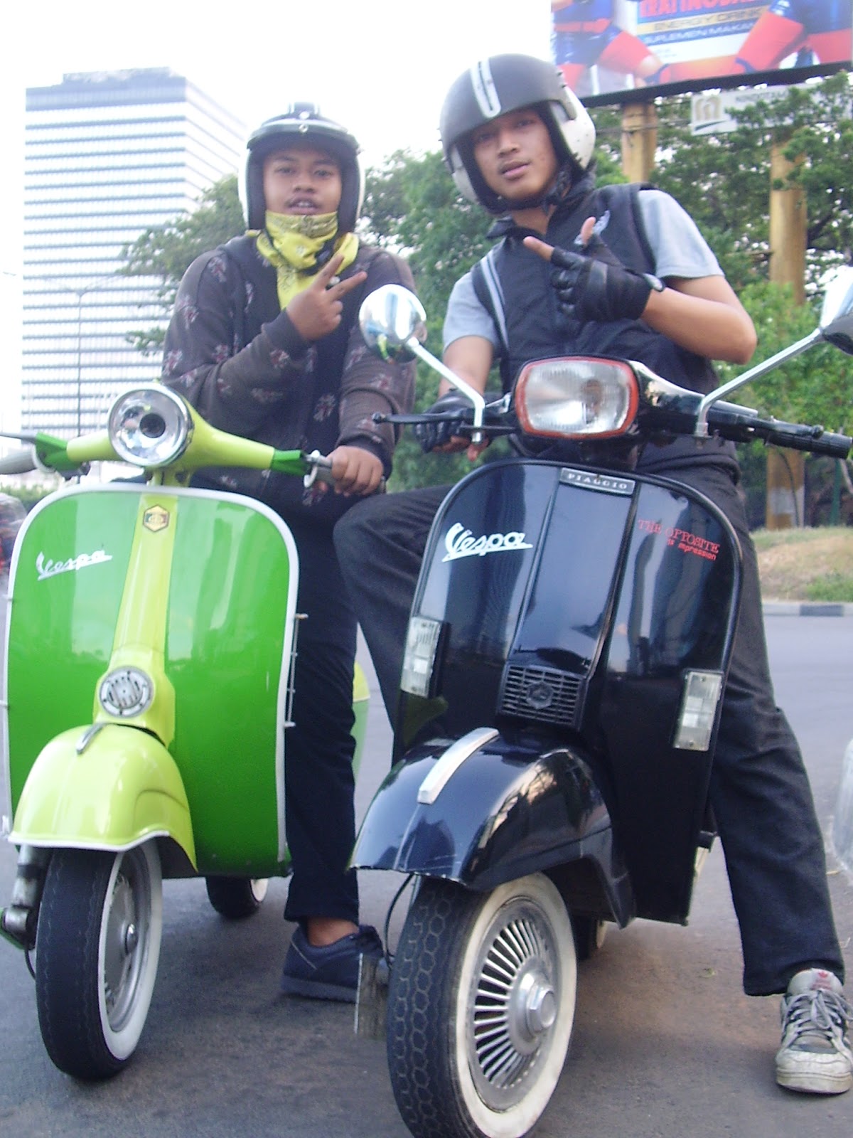 Gambar Lucu Bergerak Naik Vespa Terlengkap Display Picture Unik