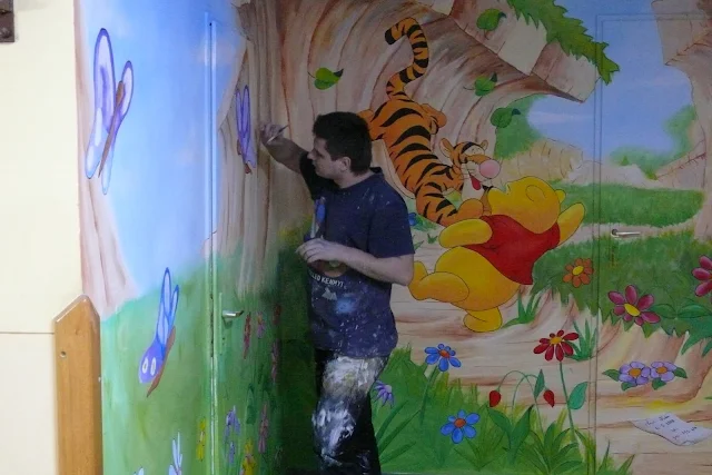 Aranżacja sali przedszkolnej, malowanie obrazu na ścianie