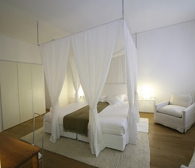 Wrought Iron Canopy Beds on Piorra Maison  What Is Hot In The Bedroom