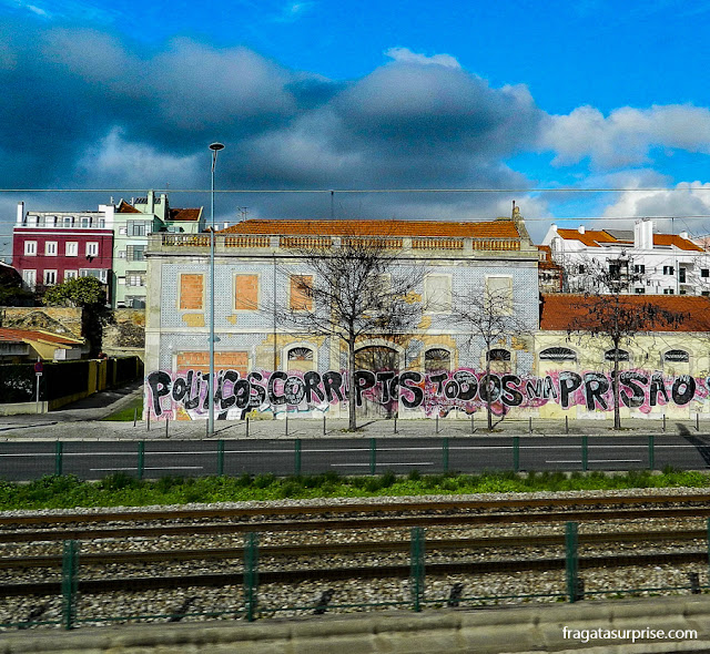 Grafite de protesto contra a crise econômica em Belém, Portugal