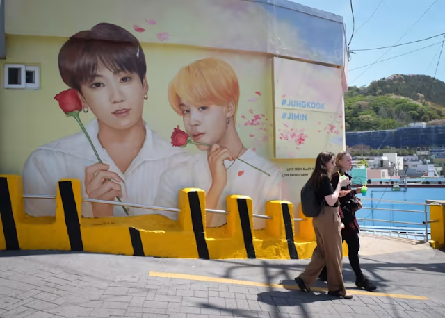 Một bức tranh tường của các thành viên BTS tại một bức tường ở Làng văn hóa Gamcheon, một trong những điểm thu hút khách du lịch nổi tiếng nhất của Busan