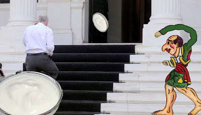 Ο καραγκιόζης και τα γιαούρτια του