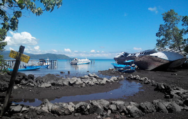 Pantai Bobanehena populer dengan sebutan Pantai Galau yang merupakan salah satu wisata  Pantai Bobanehena - Pantai Galaunya Wisata Halmahera Barat
