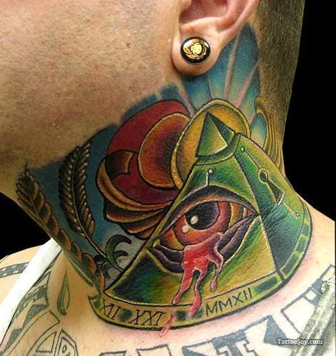 Tatuaje de Pirámide en el cuello