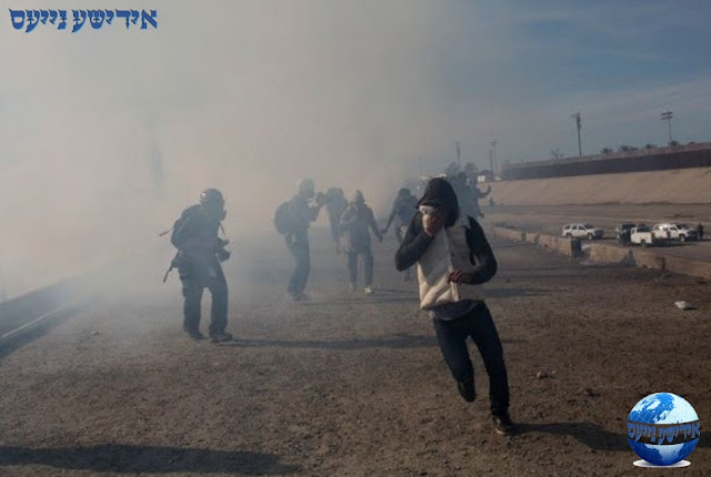 אמעריקע פארטרייבט פליטים מיט טרערן גאז