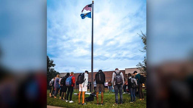 Jóvenes de todo Estados Unidos se reúnen para orar alrededor de las astas de sus escuelas y colegios